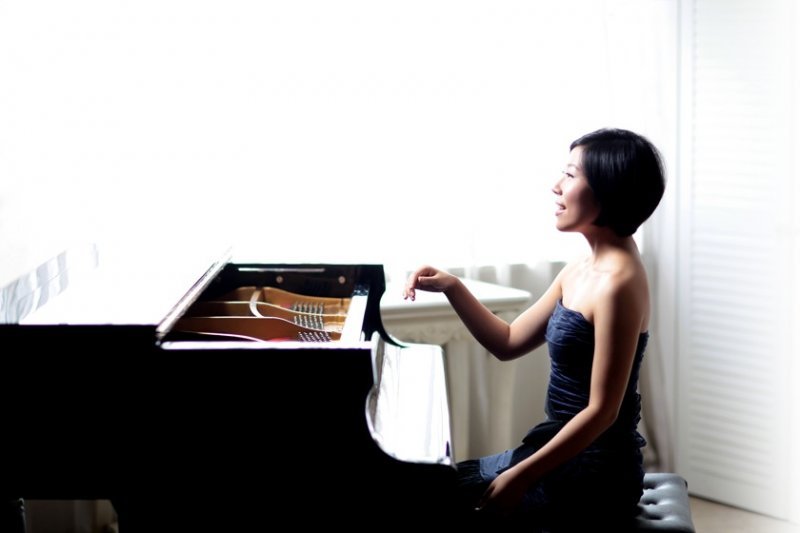 Jenny Q. Chai at piano